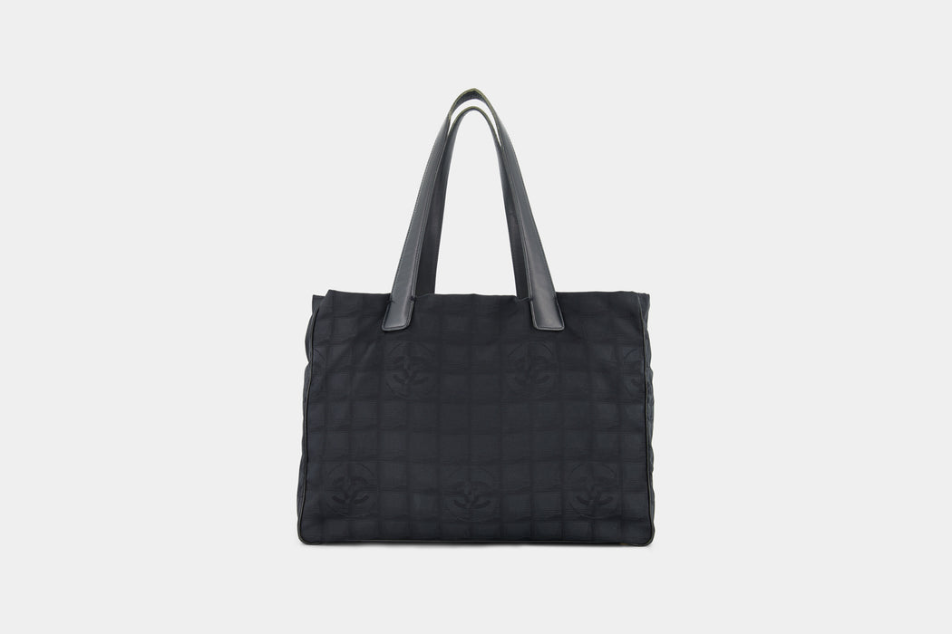 Width: 34 cm
Height: 24 cm
Depth: 14 cm
Handle drop: 50 cm

Condition: Good
Inclusions: Chanel authenticity card, hologram intact, Luxe Indulgence dustbag