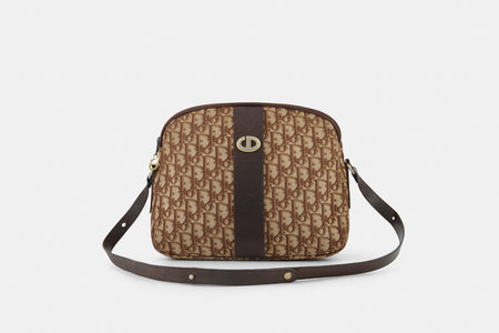 W28 H 25 D9cm Strap drop 35 cm
Preloved Good
Inclusions: Luxe Indulgence