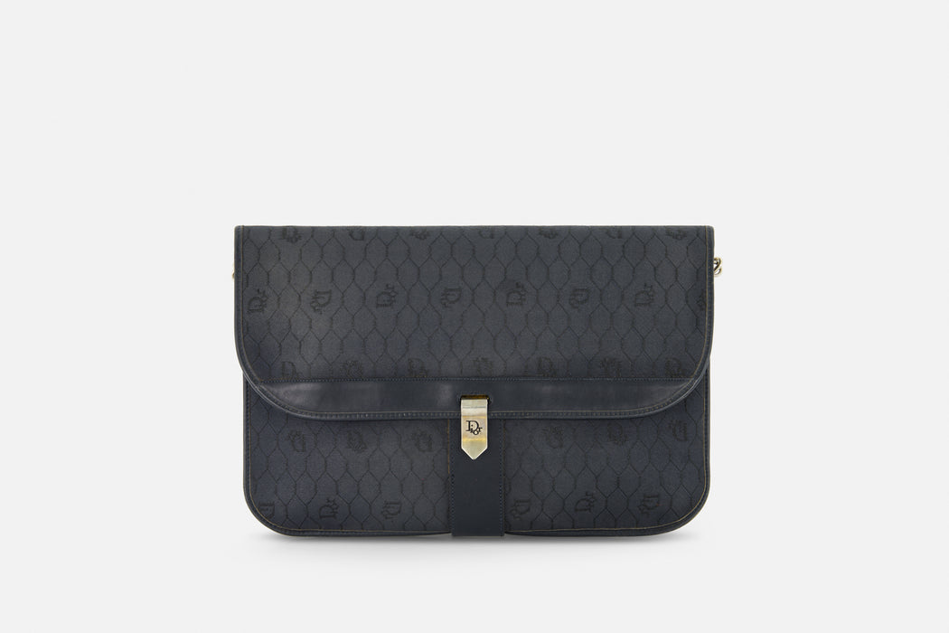 Measurements
Width: 22 cm
Height: 16 cm
Depth: 6 cm

Condition
Good

Inclusions
Luxe Indulgence bag