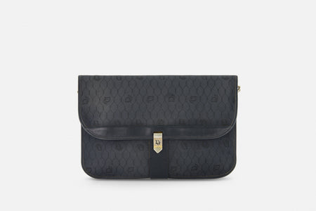 Measurements
Width: 22 cm
Height: 16 cm
Depth: 6 cm

Condition
Good

Inclusions
Luxe Indulgence bag
