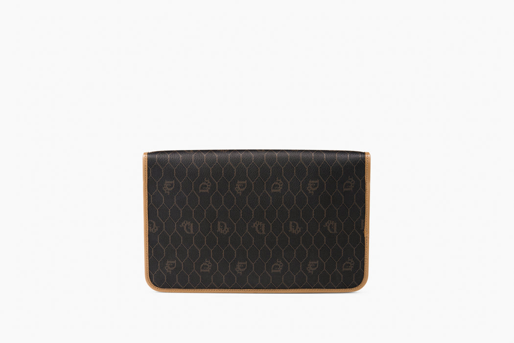 Measurements
Width: 25 cm
Height: 16 cm 
Depth: 2 cm
Strap drop: 44 cm

Condition
Fair

Inclusions 
Luxe Indulgence dustbag