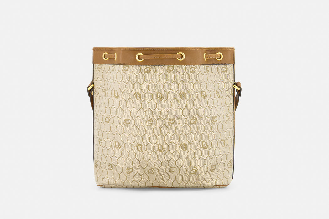 W25 H 25 D 11 strap drop 60-65 cm
Preloved. Good
Inclusions: Luxe Indulgence dustbag