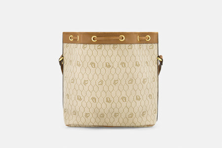 W25 H 25 D 11 strap drop 60-65 cm
Preloved. Good
Inclusions: Luxe Indulgence dustbag