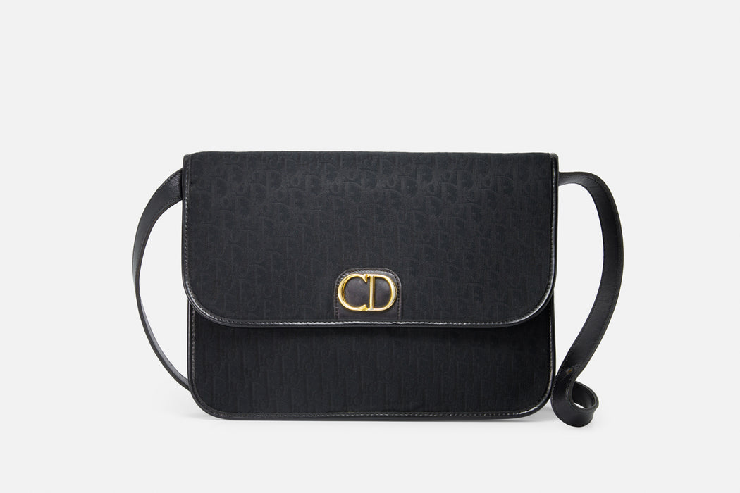 Measurements:
Width:  27 cm
Height: 19 cm 
Depth: 2 cm 
Strap drop: 38 cm

Condition
 Fair

Inclusions
 Luxe Indulgence dustbag