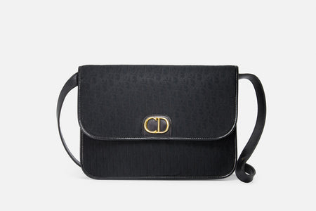 Measurements:
Width:  27 cm
Height: 19 cm 
Depth: 2 cm 
Strap drop: 38 cm

Condition
 Fair

Inclusions
 Luxe Indulgence dustbag