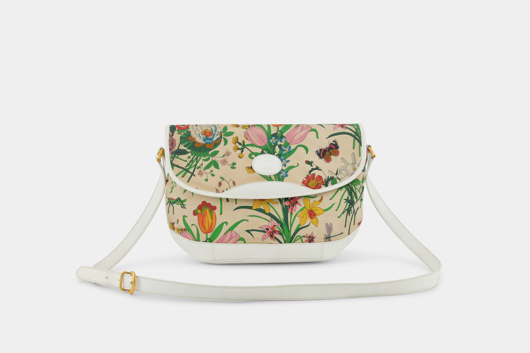 W33 H22 D 4 cm
Preloved. Fair
Inclusions: Luxe Indulgence bag