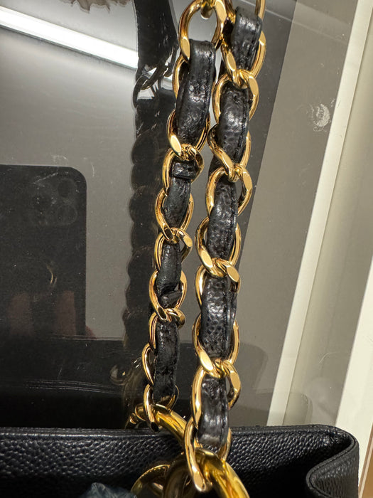 Chanel GST caviar shoulder bag- Black