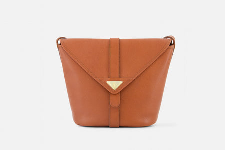 W- top 30 bottom 22, H 22, D10 cm
Preloved. Good
Inclusions: Luxe Indulgence Dust bag