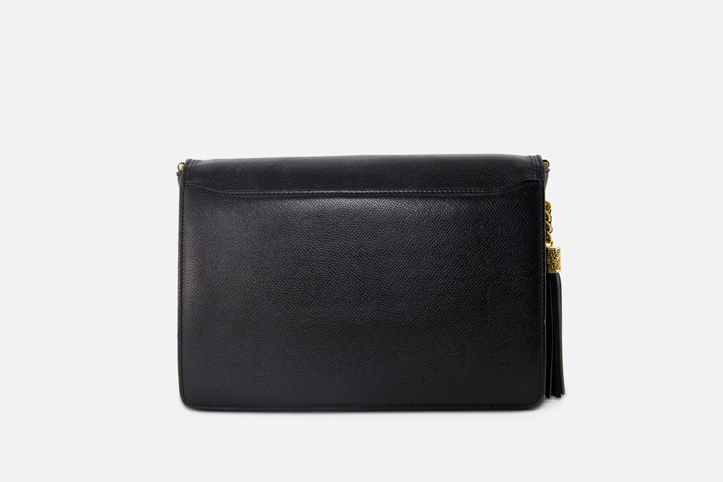 Measurements:
Width: 24 cm
Height: 18 cm
Depth: 8cm 
Strap drop:  106-116 cm

Condition
Good

Inclusions
Dustbag, charm
